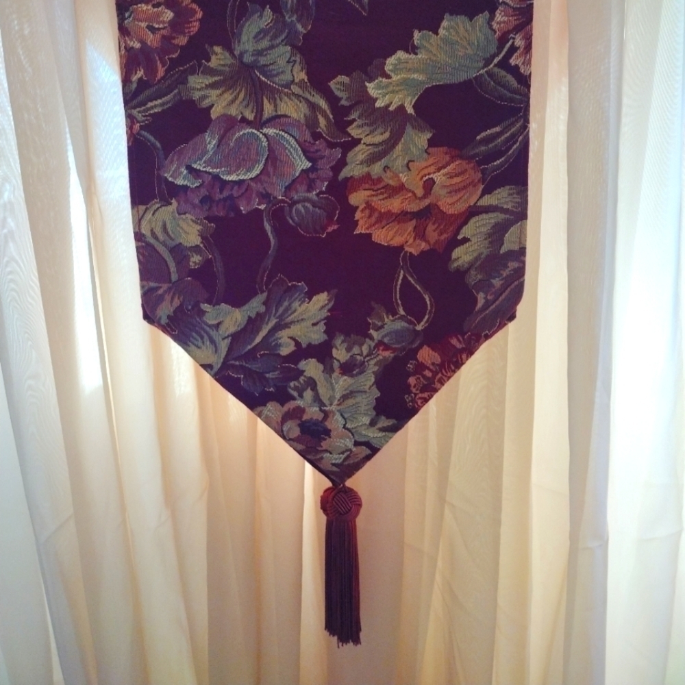 𝅺BESS Burgundy Floral Table Runner